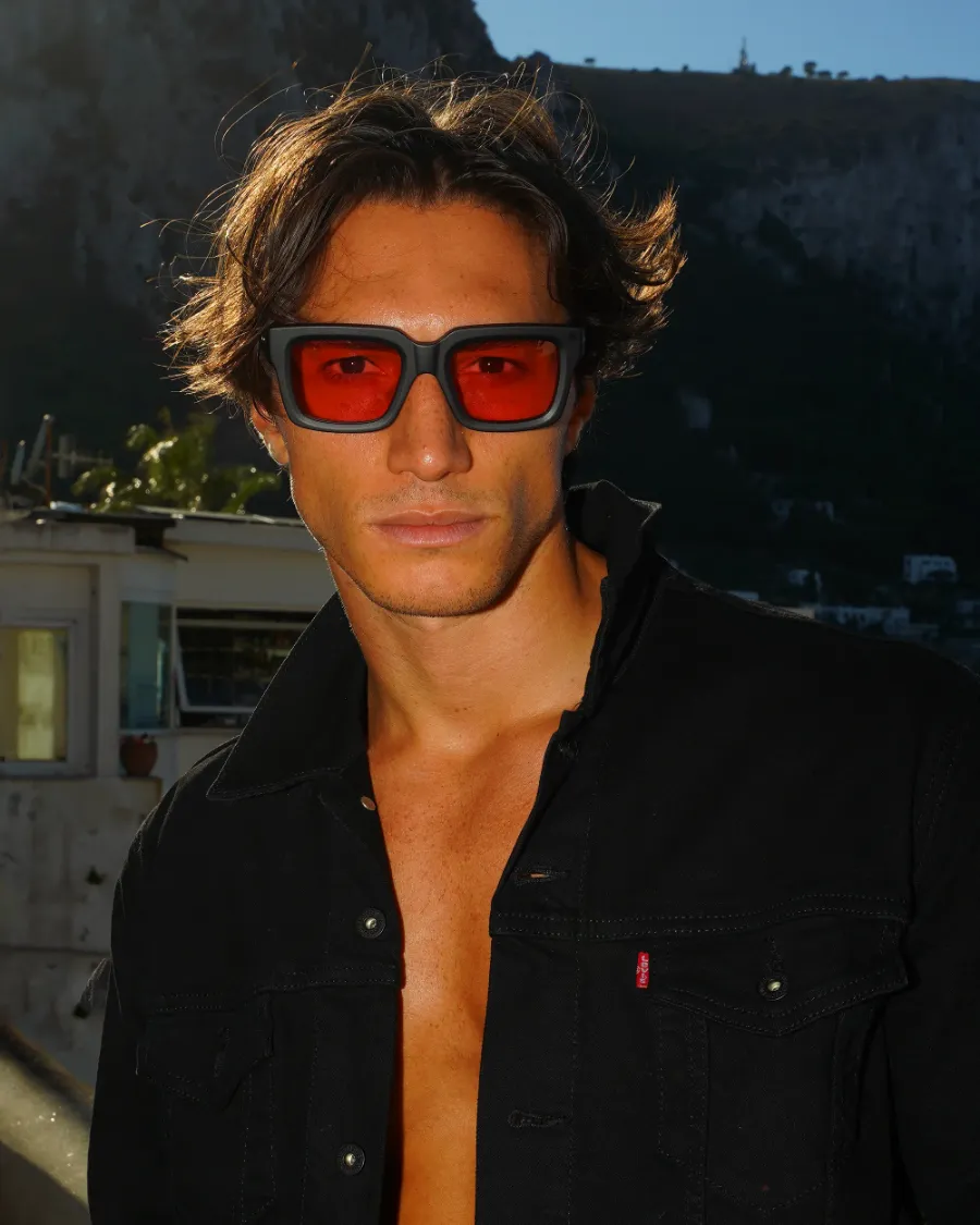 Sam Carbon with red lenses, close portrait